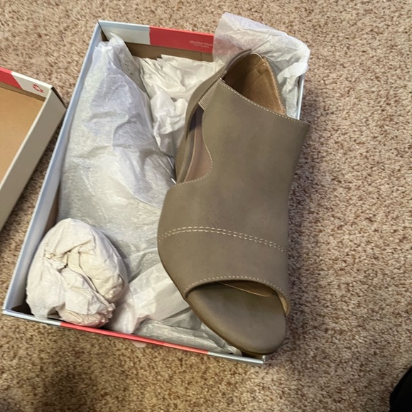 New in box, open toe heel sandals , size 9 - Picture 6 of 6